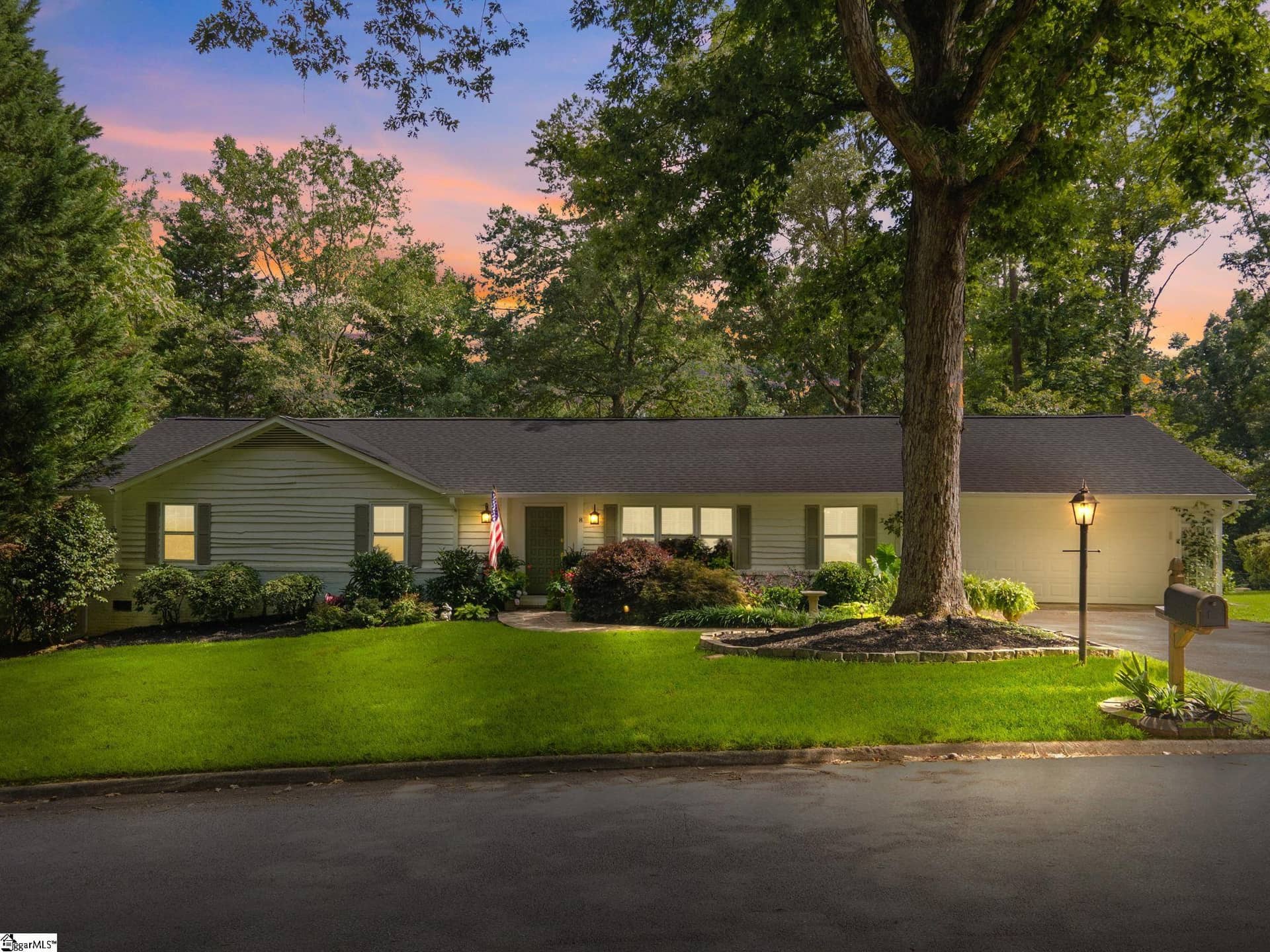 8 EASTWOOD Drive