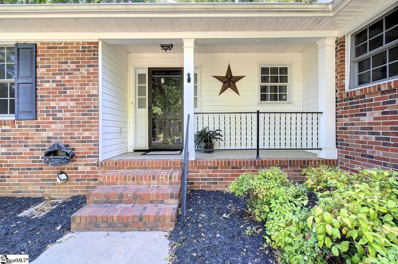 Property image 3 at 8 Meredith Lane, Greenville, SC 29607