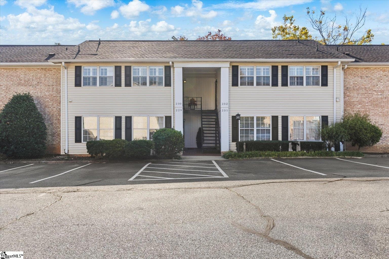 Riverbend Condos, Greenville Community