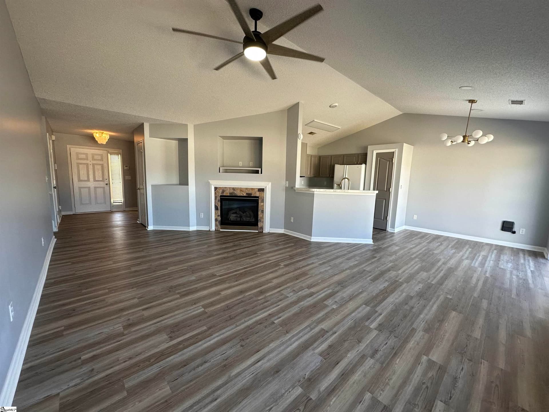 Property image 2 at 10 Crestbrook Drive, Greenville, SC 29607