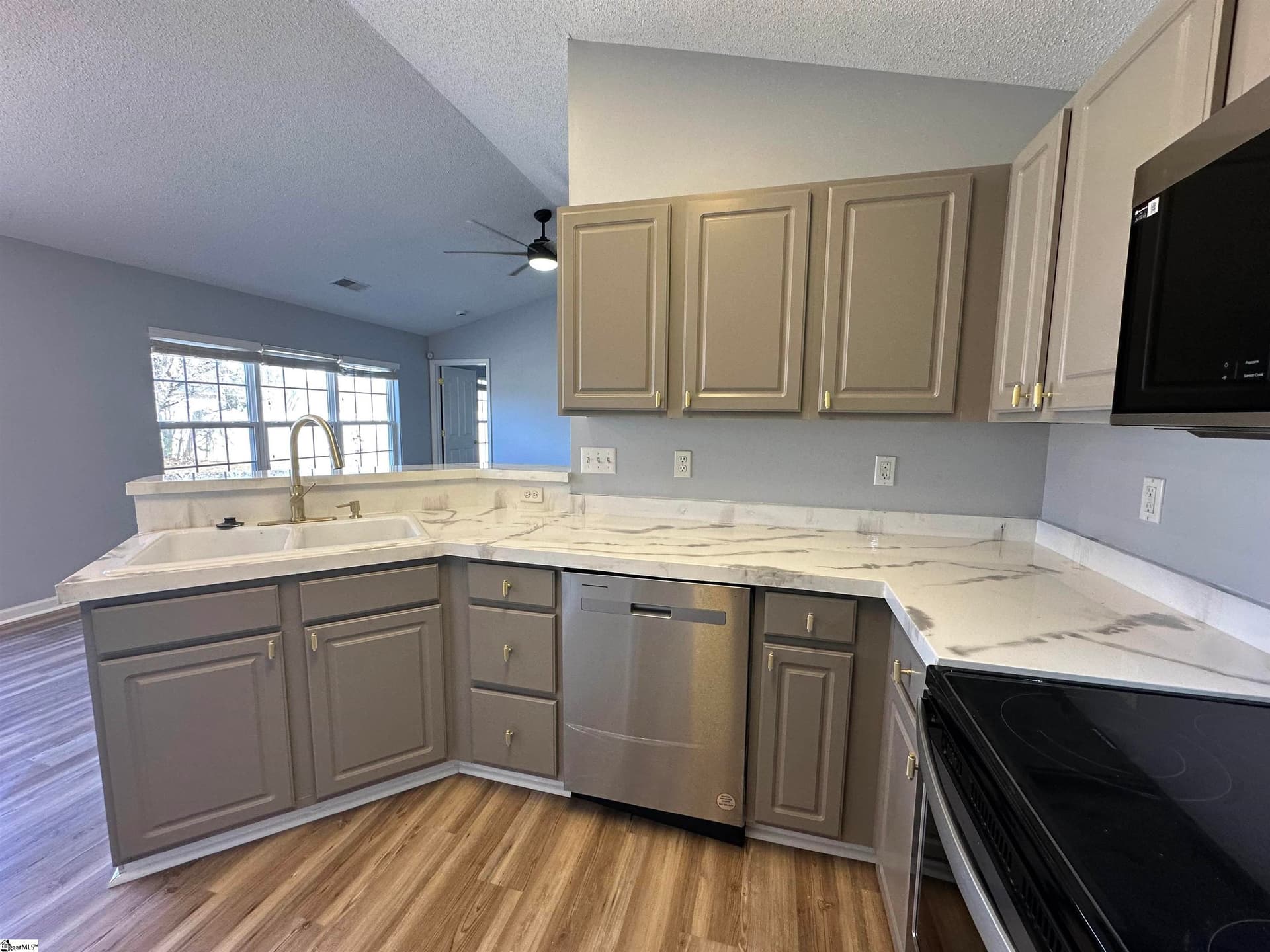 Property image 4 at 10 Crestbrook Drive, Greenville, SC 29607