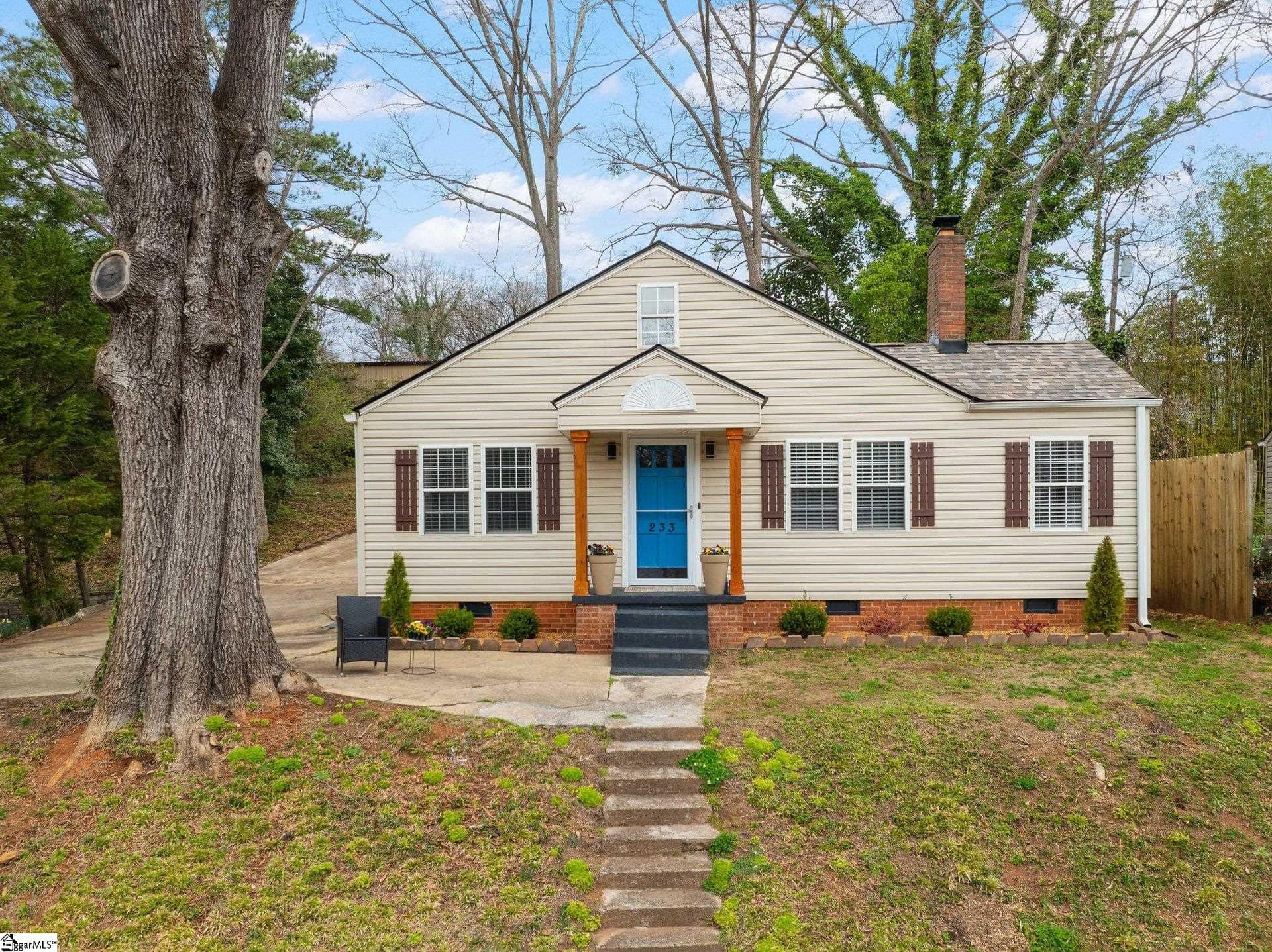 233 W Hillcrest Drive