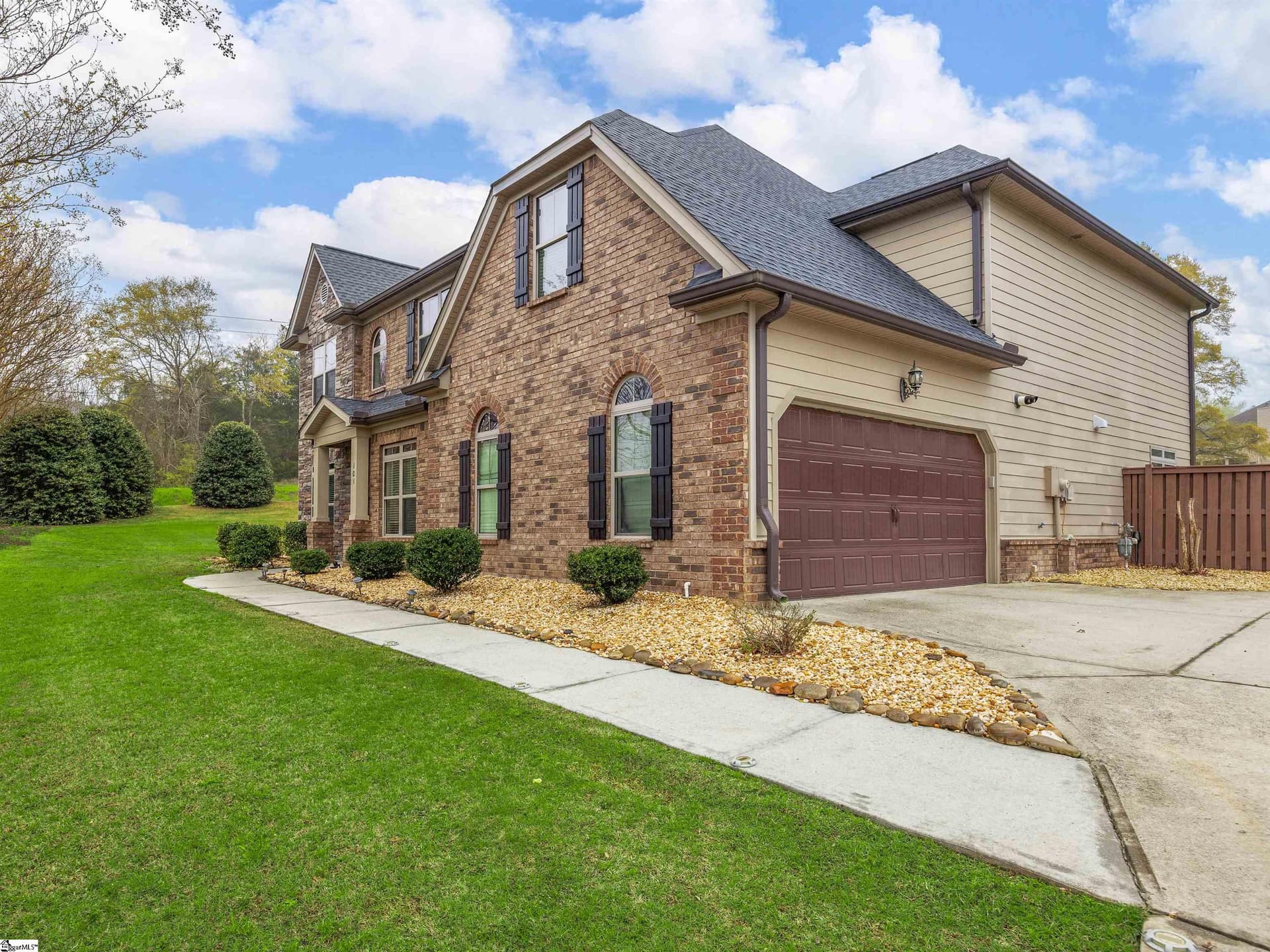 Tuscany Falls, Simpsonville Community