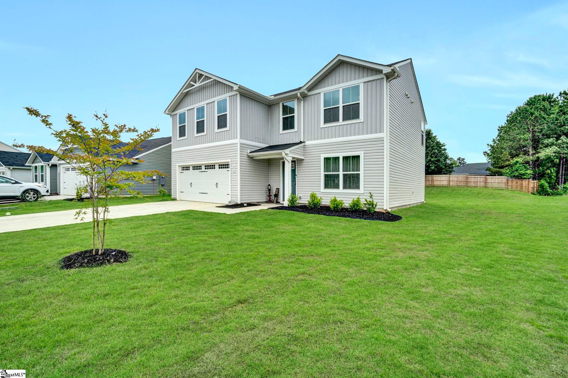 Hampton Woods, Clinton Community