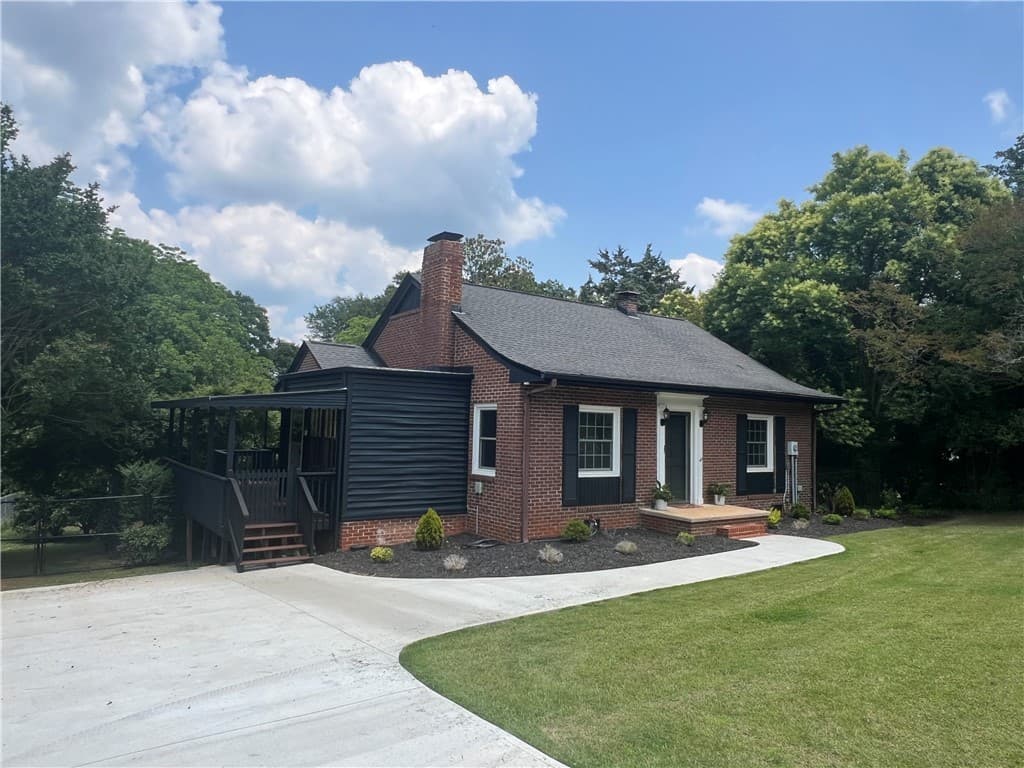 Property image 2 at 1003 S Walnut Street, Seneca, SC 29678