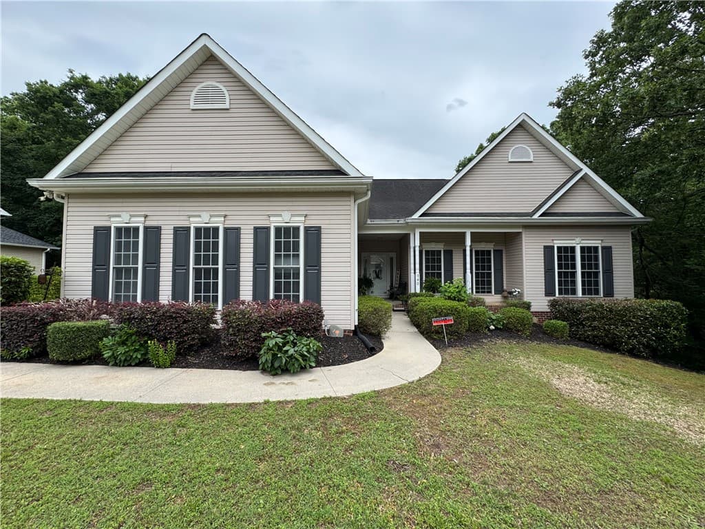 Greystone Creek, Central Community