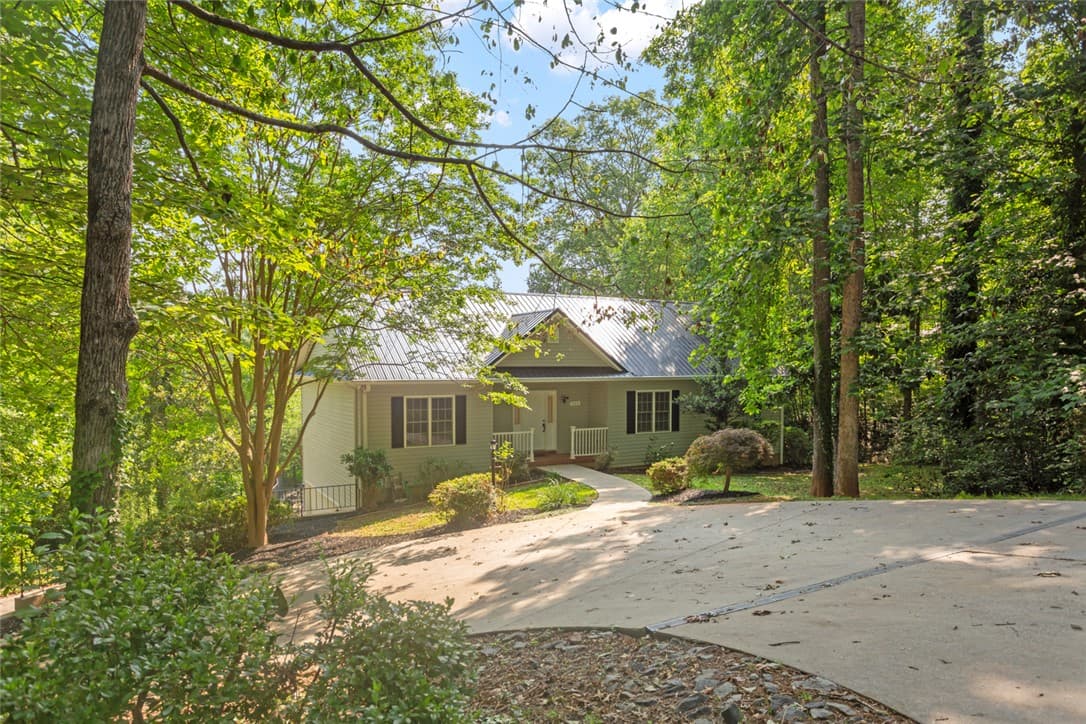 Property image 2 at 204 Lakeside Drive, Walhalla, SC 29691