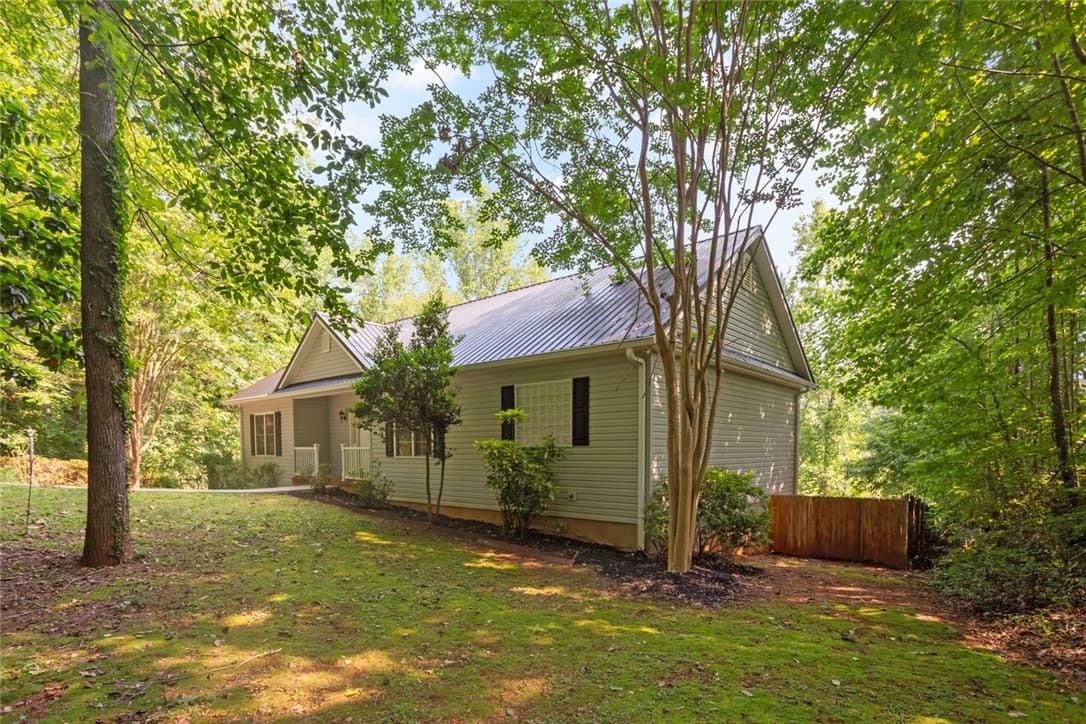 Property image 3 at 204 Lakeside Drive, Walhalla, SC 29691