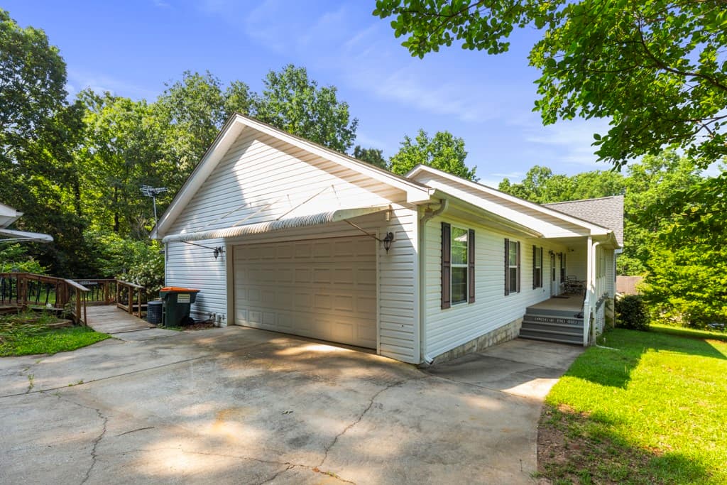 Property image 2 at 1111 Jody Drive, Seneca, SC 29678